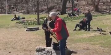 Así vive ahora Pettinato: tocando el saxo a la gorra en el Central Park