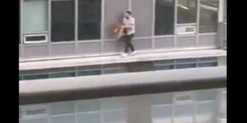 Caminó por la cornisa de un sexto piso para buscar a un gato