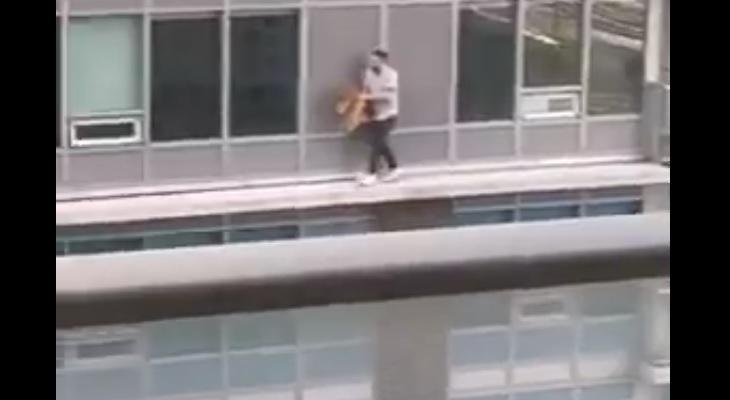 Caminó por la cornisa de un sexto piso para buscar a un gato Caminó por la cornisa de un sexto piso para buscar a un gato