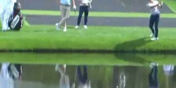 Un golfista consiguió que la pelota cruce sobre la superficie de una laguna y el video se viralizó