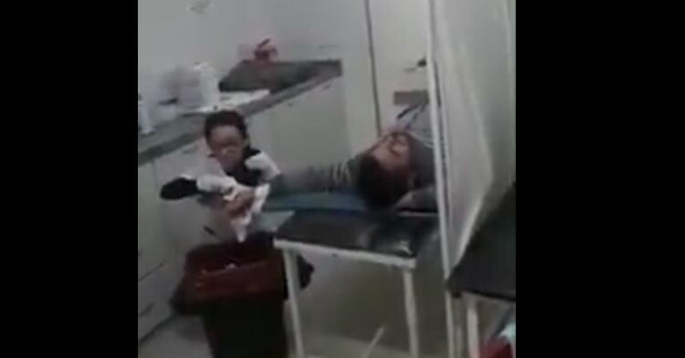 ¡Imperdible! Paciente y enfermera cantan en la sala de guardia del Hospital Misericordia ¡Imperdible! Paciente y enfermera cantan en la sala de guardia del Hospital Misericordia