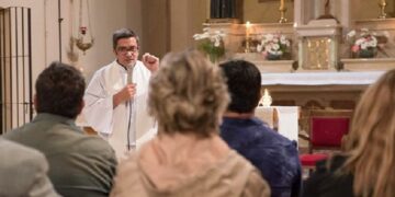 Sacerdote cordobés utiliza el lenguaje de señas durante las misas