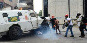 Aumenta la tensión en Venezuela: la Guardia Nacional atropelló a los manifestantes