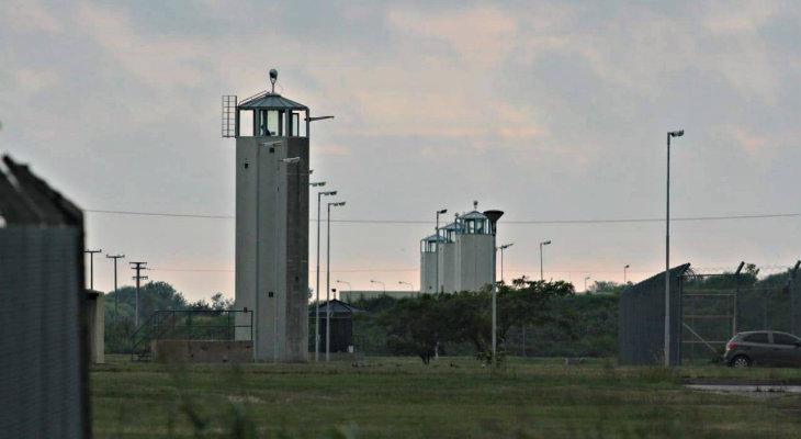 Denuncian que presos duermen en los pasillos de la cárcel de Bouwer Denuncian que presos duermen en los pasillos de la cárcel de Bouwer