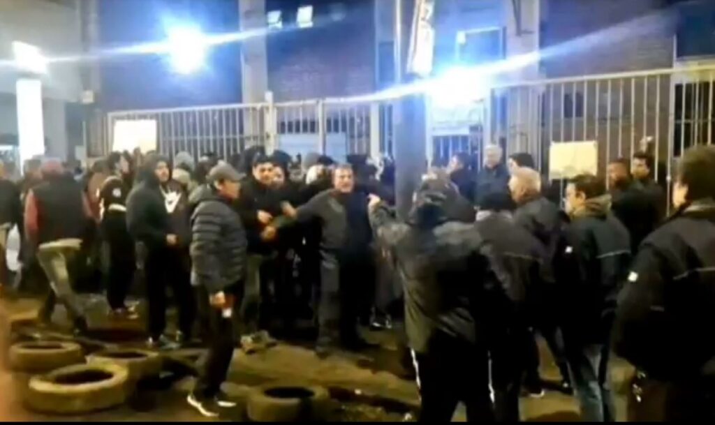 Con denuncias de "aprietes", choferes abandonaron la sede de UTA