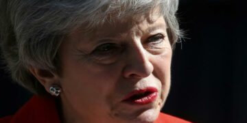 Sin poder manejar el Brexit, dimite la primera ministra británica