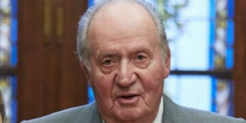 El rey Juan Carlos anunció su retiro de la vida pública