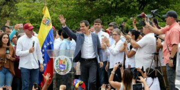 Guaidó avanza en una salida militar