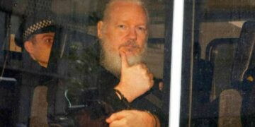 Un año de cárcel para Assange