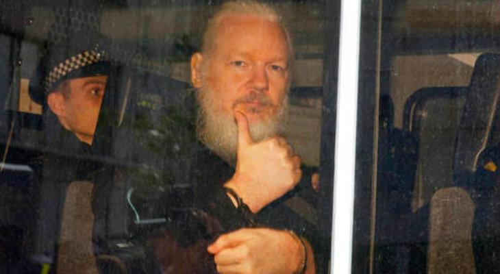 Un año de cárcel para Assange Un año de cárcel para Assange