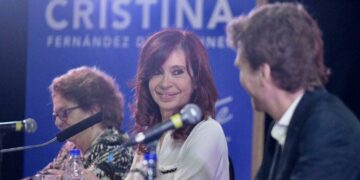 Los tuits de los famosos tras la presentación del libro de Cristina