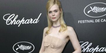 Elle Fanning se desmayó en Cannes porque el vestido le ajustaba