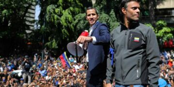 Guaidó convoca a un paro total para forzar la salida de Maduro