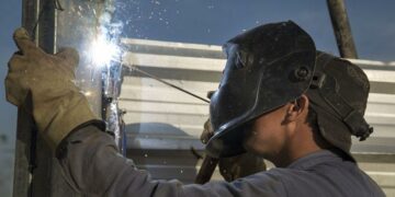 El empleo privado formal cayó al menor nivel en 54 meses