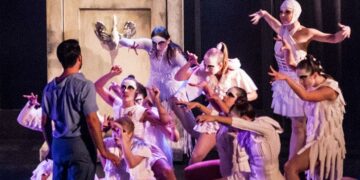 Vuelve la versión moderna de «El lago de los cisnes»