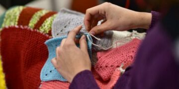 Gesto solidario: convocan a tejer mantas de abrigo