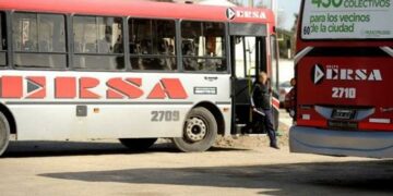 Detuvieron a una persona por arrojar una piedra contra un colectivo