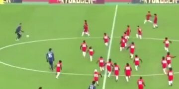 Tres futbolistas japoneses jugaron un partido contra 100 chicos