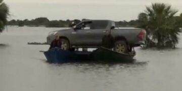 Así trasladan los vehículos por los desbordes del río Paraguay