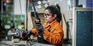 La economía cayó en marzo y contradijo la “recuperación”