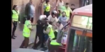 Así se pelearon los inspectores municipales con unos peatones