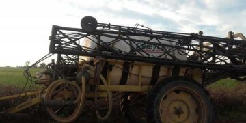 Evacúan una escuela por el uso ilegal de agroquímicos en un campo