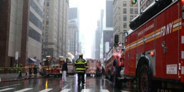 Un helicóptero chocó contra un edificio en Nueva York