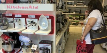 Cerca de 50 pymes cierran por día debido a la crisis económica