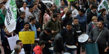 El Suoem volvió a reclamar por deudas en los salarios