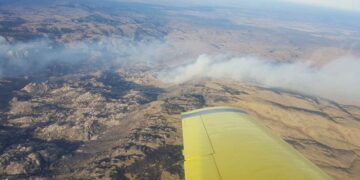 Más de 60 bomberos intentan controlar un incendio en Alpa Corral