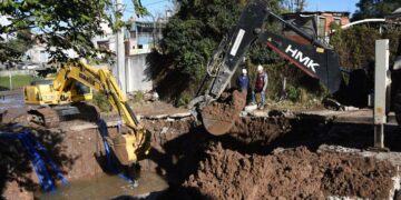 Sin agua en varios barrios por la explosión de un caño en Alberdi
