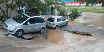 Desvíos en el tránsito en la Costanera por la explosión de un caño