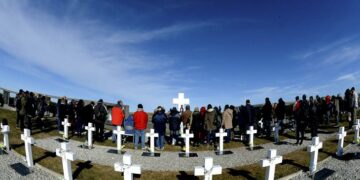 Identifican a otro soldado enterrado como NN en Darwin y ya son 113