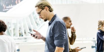 El uso del celular modificó el esqueleto humano