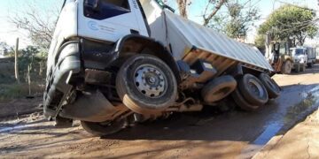 Se hundió un camión en Villa El Libertador y esto dijo su chofer