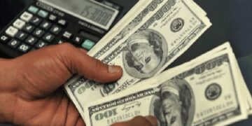 El dólar cerró a $43,70 y acumula una baja de $2,40 en el mes