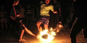 Juegan al fútbol con un coco envuelto en llamas