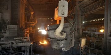 La producción industrial cayó casi 9 puntos anuales en abril