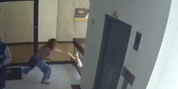 Su hijo casi cae al vacío mientras ella usaba el celular