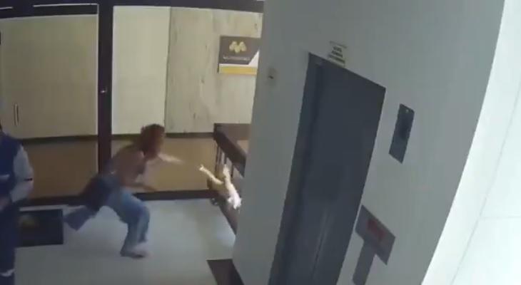 Su hijo casi cae al vacío mientras ella usaba el celular Su hijo casi cae al vacío mientras ella usaba el celular