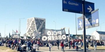 Reclamo frente al Centro Cívico por ayuda a comedores comunitarios