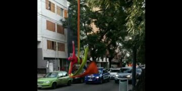 Spiderman hace acrobacias con tela en La Cañada