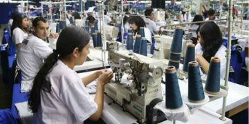 La producción de ropa se desplomó casi 20% en abril