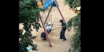 Enternecedor: una pareja de más de 80 años se divierte en la hamaca