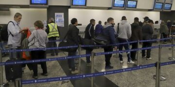 La medida de fuerza de los controladores aéreos afecta a los vuelos