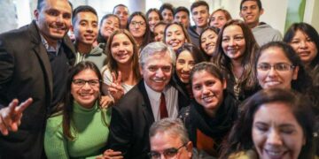 Con la mira en la militancia, regresa Alberto Fernández