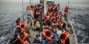 Otros barcos humanitarios desafían a Salvini en Italia