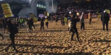 Veganos protestaron en La Rural y los corrieron violentamente