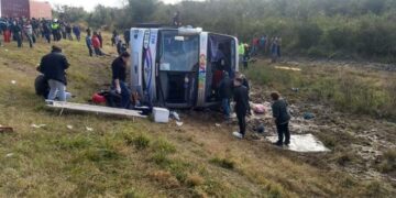 13 muertos al volcar un micro con jubilados en Tucumán