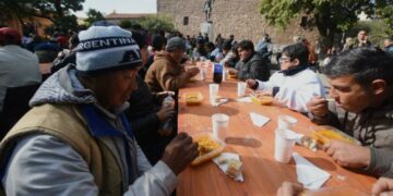 Locro solidario en la Plazoleta del Fundador